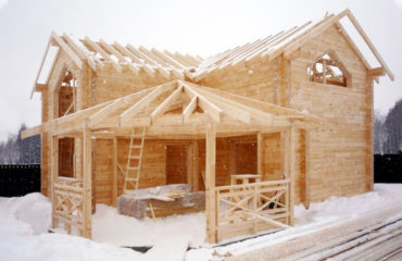 Зимнее строительство частного дома из дерева