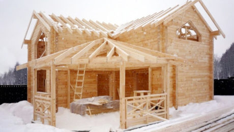 Зимнее строительство частного дома из дерева